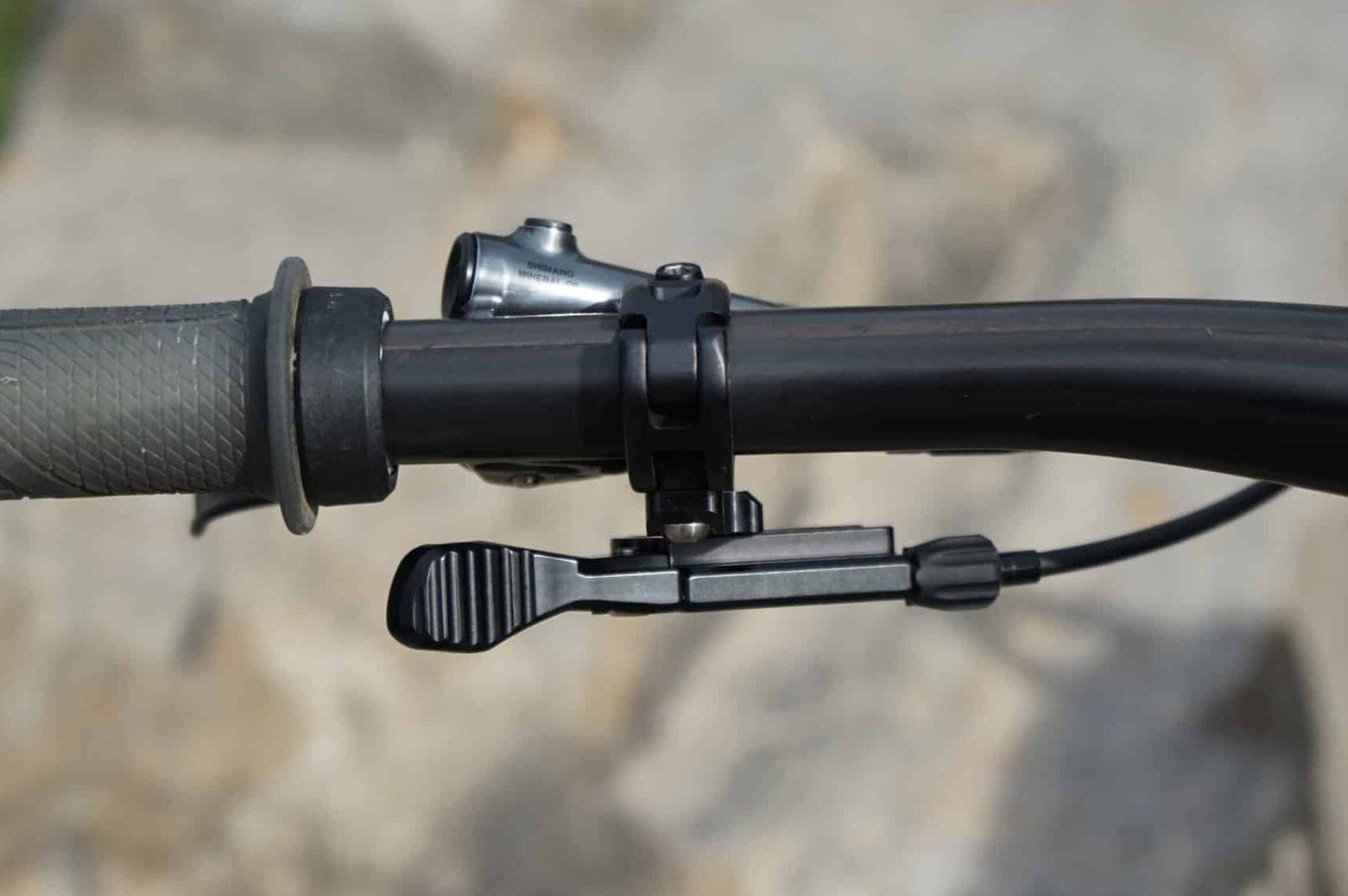 Eightpins Underbar Betätigungshebel für Teleskopsattelstütze an Shimano I-spec EV XTR Hebel angeschraubt und an Carbon Lenker von Syntace montiert.