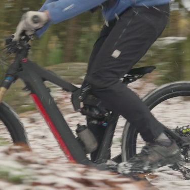Bild zeigt Unterkörper eines Bikers auf einem E-Bike Liteville 301CE in winterlicher Landschaft.