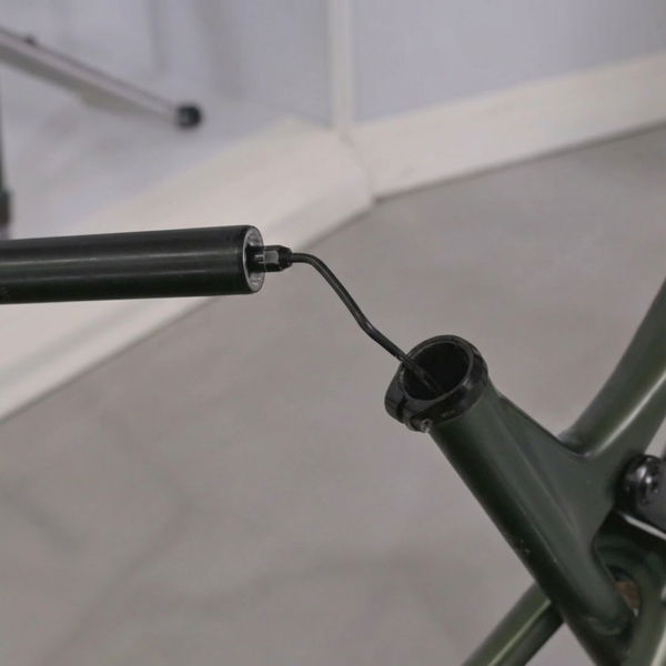 Defekter abgeknickter Bowdenzug nach einstellen einer Teleskopsattelsttütze.