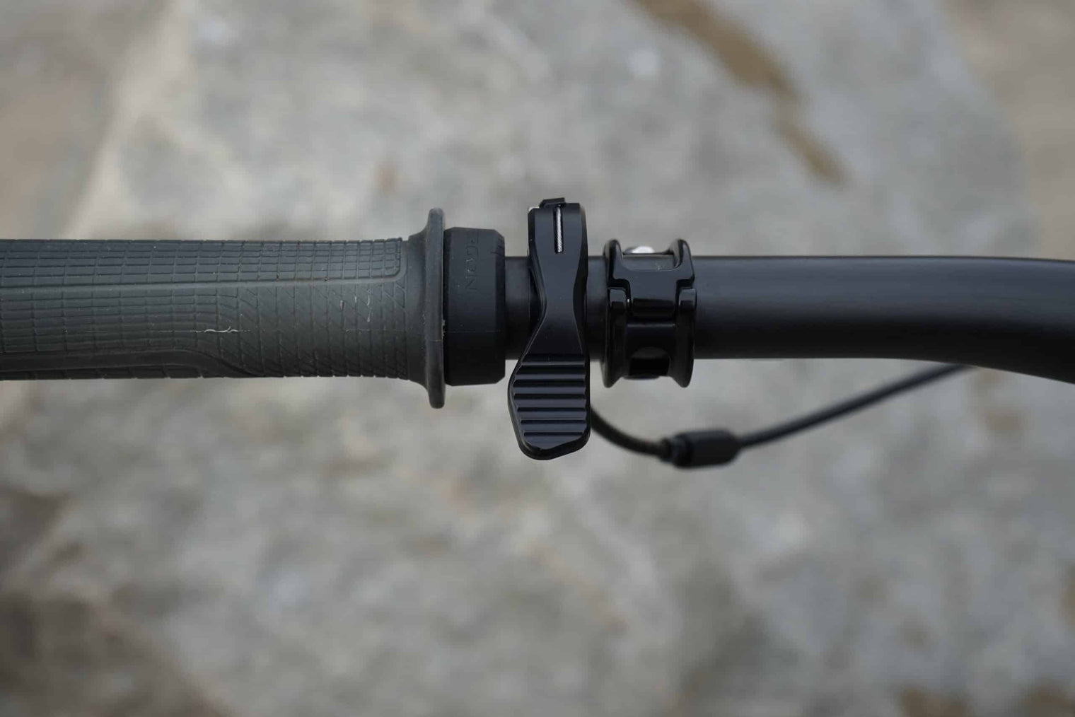 Eightpins Onbar Remote Hebel zur Betätigung aller Teleskopsattelstützen mit Seilzug montiert auf Carbon Lenker: Eightpins: NGS2, H01, NGS2 Cargo
 BikeYoke: Revive, Divine, Triggy
OneUp: Dropper Post V2, V3
Fox: Transfer, Transfer Factory
PNW Components: Cascade, Loam, Bachelor, Rainier
Crankbrothers: Highline
Brand-X: Ascend
KS: LEV, LEV Integra
9point8: Fall Line
Und alle weiteren mechanischen Dropper Posts mit Standard-Bowdenzug