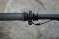 Eightpins Onbar Remote Hebel zur Betätigung aller Teleskopsattelstützen mit Seilzug montiert auf Carbon Lenker: Eightpins: NGS2, H01, NGS2 Cargo
 BikeYoke: Revive, Divine, Triggy
OneUp: Dropper Post V2, V3
Fox: Transfer, Transfer Factory
PNW Components: Cascade, Loam, Bachelor, Rainier
Crankbrothers: Highline
Brand-X: Ascend
KS: LEV, LEV Integra
9point8: Fall Line
Und alle weiteren mechanischen Dropper Posts mit Standard-Bowdenzug