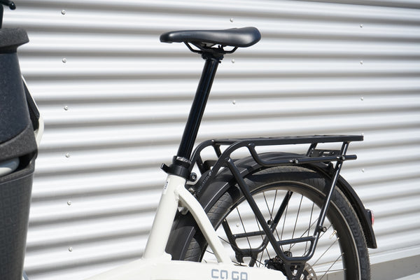 Bild einer Eightpins NGS2 Cargo Sattelstütze in einem CAGO FS200 Cargo Bike. Es wird der hintere Teile des Fahrrads gezeigt.