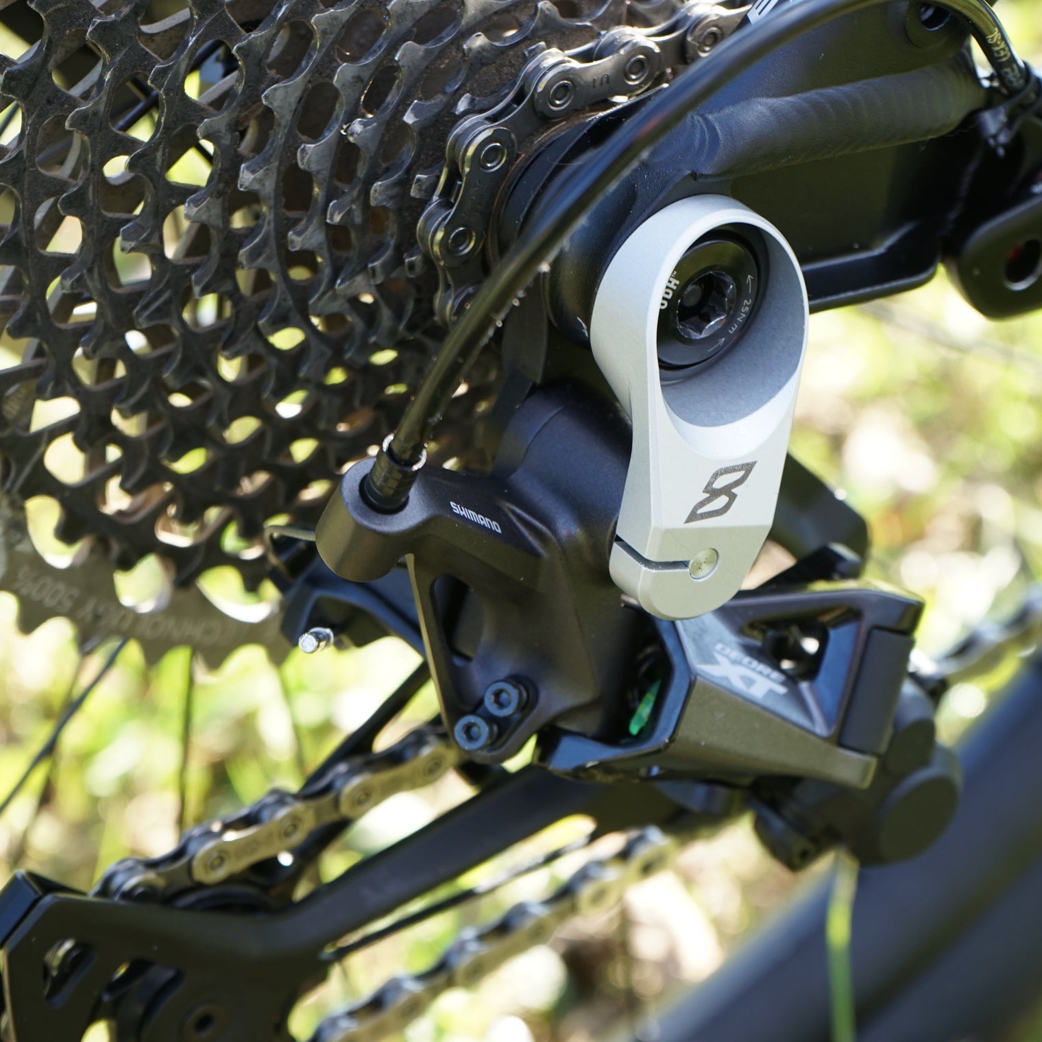 Eightpins Stiffshifter UDH Schaltauge Versteifung für kompatible Schaltwerke: UDH Schaltauge Schutz für SRAM:
SRAM GX Eagle / GX Eagle AXS 12-fach
SRAM X0 Eagle / X0 Eagle AXS 12-fach
SRAM XX1 Eagle / XX1 Eagle AXS 12-fach
SRAM XO1 Eagle / XO1 Eagle AXS 12-fach
Schaltwerk Versteifung UDH Für Shimano 12-fach:
Shimano Deore XT M8100 12-fach
Shimano XTR M9100 12-fach
Shimano Deore XT Di2 M8150 12-fach
Shimano XTR Di2 M9150 12-fach
Gegen Bruch oder Verbiegung des UDH Schaltauge. Kein rattern in der Schaltung.