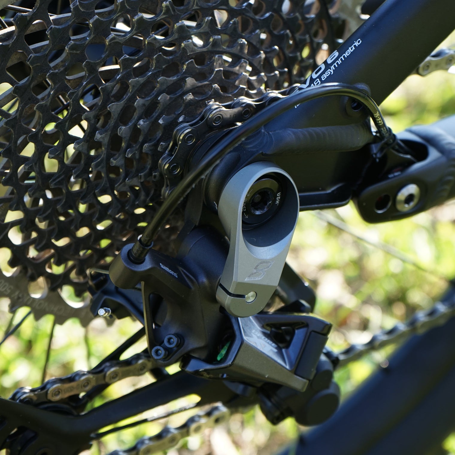 Eightpins Stiffshifter UDH Schaltauge Verstärkung gegen verbogenes UDH Schaltauge. Stützt das Shimano XT/XTR Schaltwerk ab. Verhindert rattern in der Schaltung und flexing des UDH Hangers.