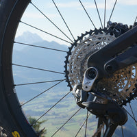 Eightpins Stiffshifter UDH Schaltauge Verstärkung für kompatible Schaltwerke: UDH Schaltauge Schutz für SRAM:
SRAM GX Eagle / GX Eagle AXS 12-fach
SRAM X0 Eagle / X0 Eagle AXS 12-fach
SRAM XX1 Eagle / XX1 Eagle AXS 12-fach
SRAM XO1 Eagle / XO1 Eagle AXS 12-fach
Schaltwerk Versteifung UDH Für Shimano 12-fach:
Shimano Deore XT M8100 12-fach
Shimano XTR M9100 12-fach
Shimano Deore XT Di2 M8150 12-fach
Shimano XTR Di2 M9150 12-fach
Gegen Bruch oder Verbiegung des UDH Schaltauge