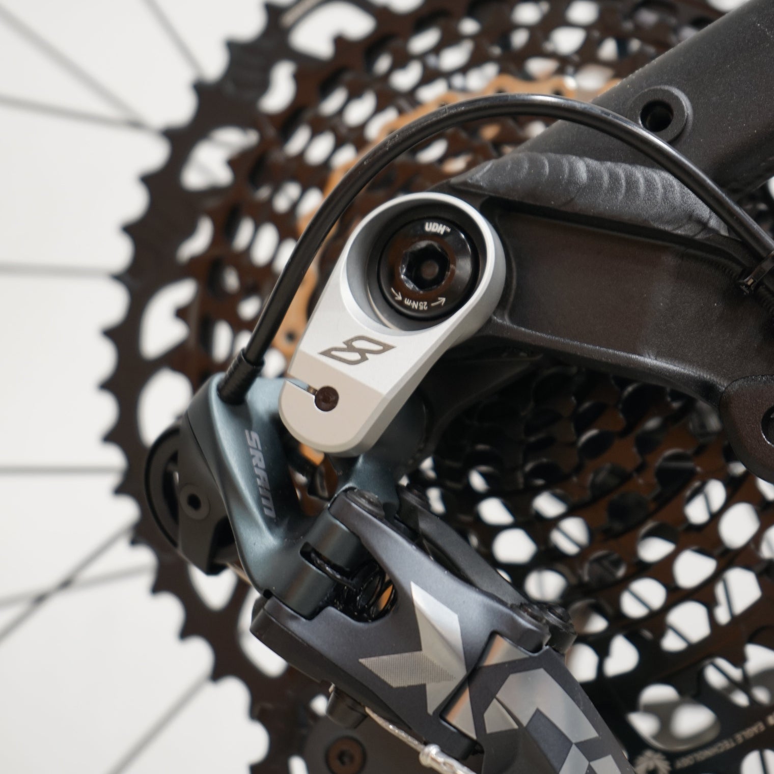 Eightpins Stiffschifter UDH Schaltauge Versteifung für Sram Eagle Schaltwerk in Silber montiert auf einem Liteville 303