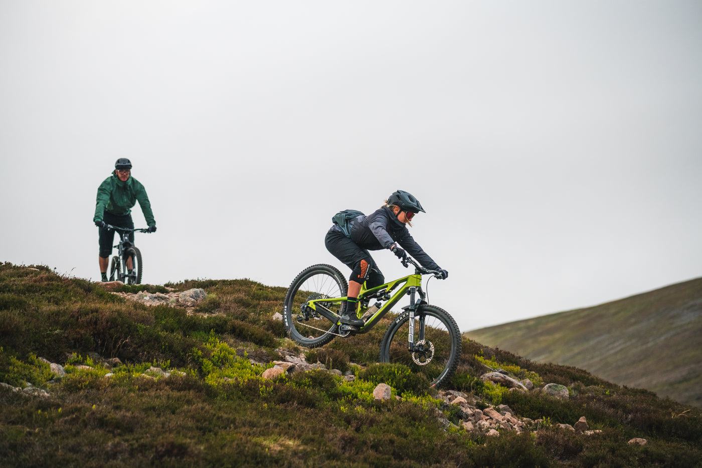 Das Bild zeigt zwei Biker auf einem Trail fahrend auf den Merida One-Sixty Enduro Bikes.
