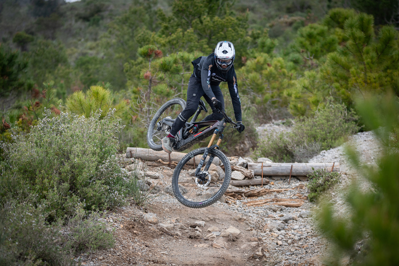 Pro Enduro Athlet jummping on a Trail in Finale Ligure on a Rotwild REXC Bike with Eightpins seatpost.