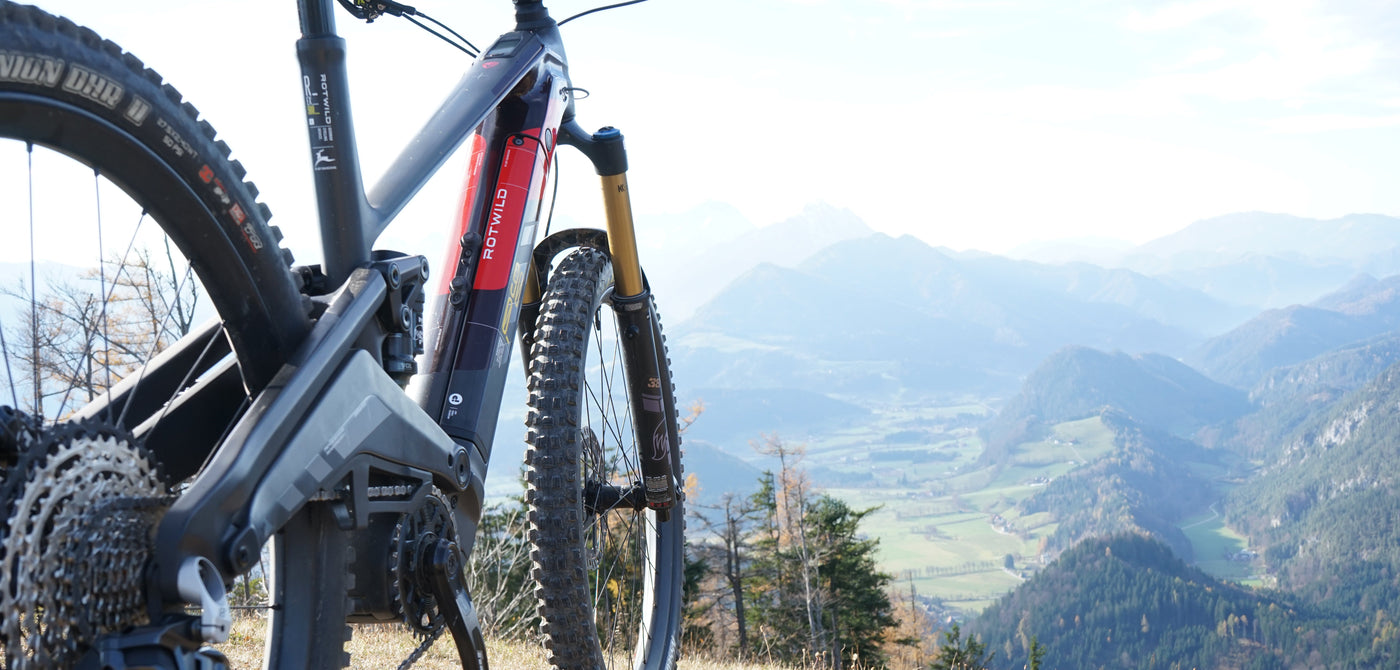 Rotwild R.EX 900 E-Mountainbike mit Eightpins Vollintegration Sattelstütze auf dem Kleinerberg Windischgarsten mit Blick auf Berglandschaft.