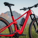 VTT électrique Thoemus Lightrider Emax rouge avec tige de selle Eightpins devant une montagne.