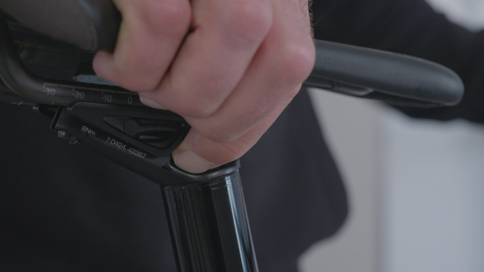 Video zeigt wie die Einstellung der Sattelhöhe bei einer Eightpins Sattelstütze funktioniert.